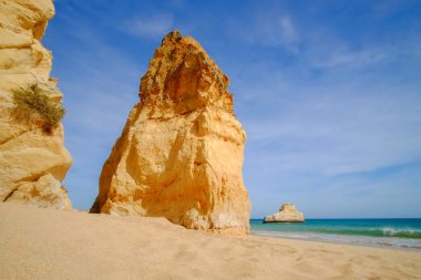 Algarve güzel bir uçurumun görünümü. Portimao Plaj Careanosy.