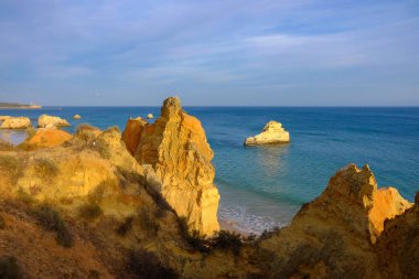 Güzel kayalıklara sahip Portimao'daki Careanosy plajının manzarası. V