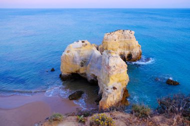 Plaj Careanosy ve çekici yakınındaki mağaralar ile kaya üzerinde görünümü