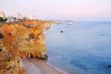 Algarve güzel bir uçurumun görünümü. Portimao Plaj Careanosy.