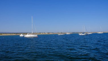 Tevira, Algarve, Portekiz'deki lagün manzarası.