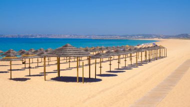 Beach Alvor Poente in Algarve, Portekiz.