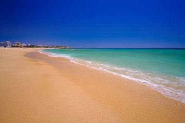 Algarve, Portekiz'deki Alvor plajında manzara.
