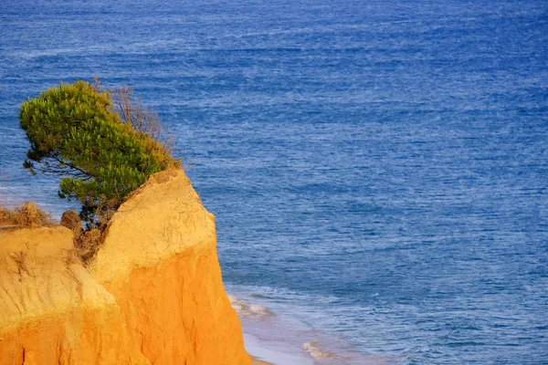 Gyönyörű vörös sziklák a strandon Praia da Falesia Barranco B — Stock Fotó