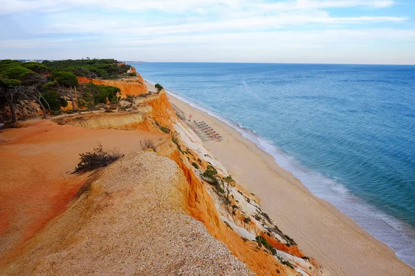 Praia da Falesia Barranco das Belharuca sahilinde havadan görünüm