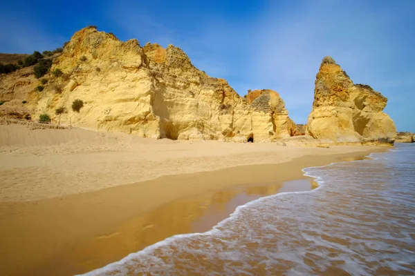 Vista para um belo penhasco no Algarve. Praia Careanosy em Portimao . — Fotografia de Stock