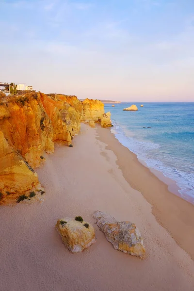 Vista sobre a praia Careanosy em Portimao com belas falésias em — Fotografia de Stock