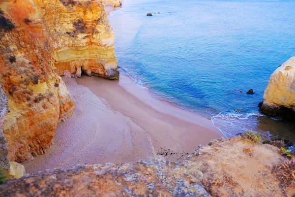Blick auf den Strand careanosy in portimao mit schönen Klippen. v — Stockfoto