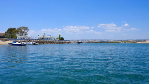 テビラ、アルガルヴェ、ポルトガの港と青いラグーンの眺め — ストック写真