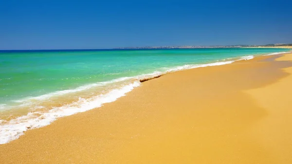 Вид на пляж All Poente с красивым акварельным цветом и идти — стоковое фото