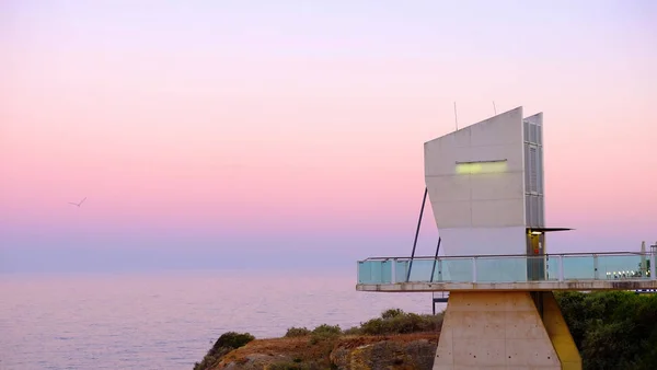 Albufeira, Algarve, Port'taki gözcü ve asansörün görünümü