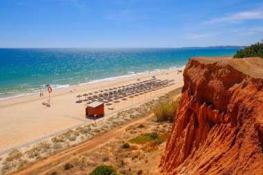 Falesia, Algarve, Portekiz - Mai 25, 2019: Pra plajına bak