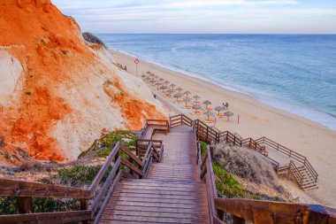 Falesia, Algarve, Portekiz - Mai 25, 2019: Pra plajına bak