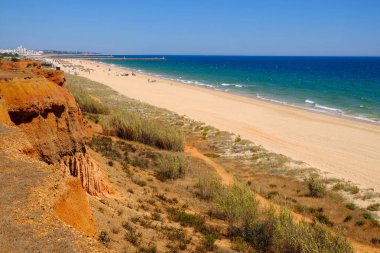 Falesia, Algarve, Portekiz - Mai 25, 2019: Pra plajına bak