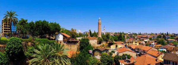 Antalya, Türkiye - 9 Temmuz 2019: Tarihi merkezi olan Şehir manzarası