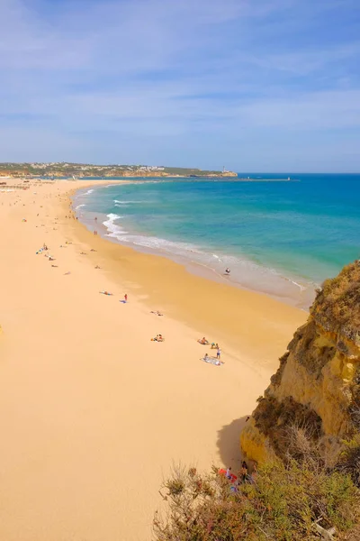 PORTIMAO, PORTUGAL - MAI 24, 2019: Vista sobre a praia Portimao em — Fotografia de Stock
