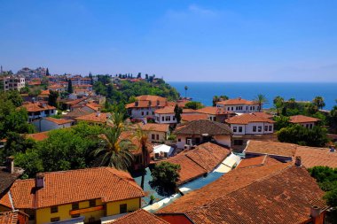 Limana yakın tarihi merkezi ile Antalya manzarası, Türkiye.
