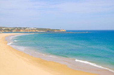 Algarve, Portekiz'deki Portimao plajında manzara.
