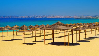 Algarve, Portekiz'deki Alvor Poente plajında manzara.