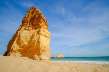 Algarve güzel bir uçurumun görünümü. Portimao Plaj Careanosy.