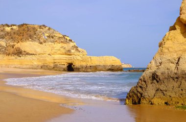 Güzel kayalıklara sahip Portimao'daki Careanosy plajının manzarası. V