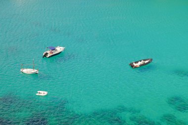 Menorca 'daki En Porter' da beyaz teknelerle deniz suyu manzarası.