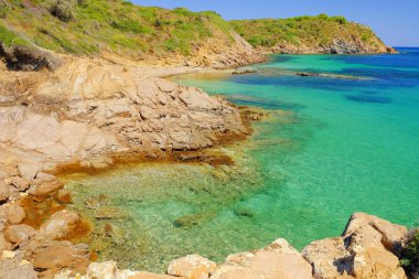 Plajdaki mavi göle bakın Menorca 'daki Es Grau.