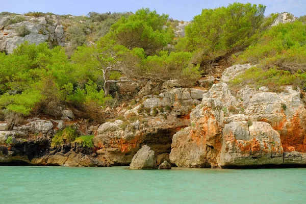 Linda paisagem na praia Cala En Porter em Menorca. — Fotografia de Stock