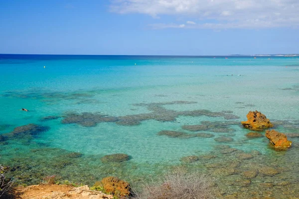 Vista al mar sobre la playa Son Bou, en la isla balear de Meno. — Foto de Stock