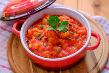 Güzel bir kırmızı tencerede sebze güveci..