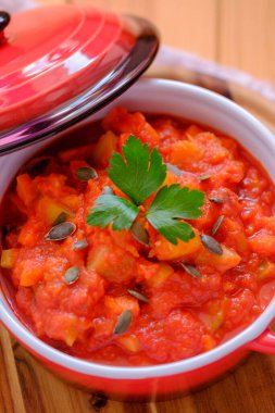 Güzel bir kırmızı tencerede sebze güveci..