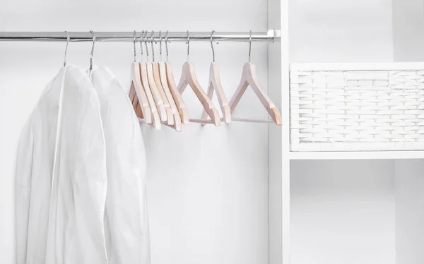 Kleiderbügel Und Decken Aus Holz Einem Weißen Minimalistischen Kleiderschrank — Stockfoto