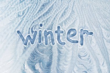 Pencerede parmak izi olan buz deseni.