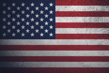Dokulu bir duvara Amerikan bayrağı çizmek. Acımasız dramatik arkaplan.