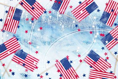 Küçük Amerikan bayrakları ve buz pateni pistinde fotokopi alanı olan yıldız konfetileri. Amerikalı sporcuları artistik patinaj, hokey ve hız pateni yarışmalarındaki zaferlerinden dolayı tebrik ederiz..