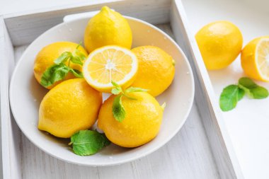 Tepside ıslak limon ve nane şekeri. Ev yapımı limonatayı soğutmak için gerekli malzemeler.