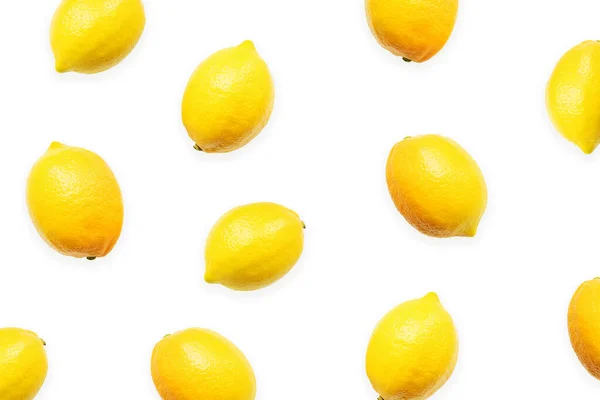 Beyaz arka planda izole edilmiş olgun limonlar.