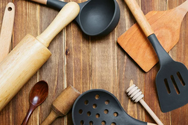 刨花板上有木制和硅胶厨具 滚筒销 按摩器和木制勺子与复制空间 烹调工具 — 图库照片