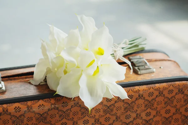 Bouquet White Callas Retro Suitcase Meeting Station — Stock Photo, Image