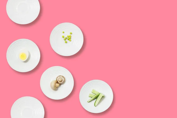 Здорова Їжа Мінімалістична Плоска Білі Тарілки Дієтичною Їжею Рожевому Тлі — стокове фото