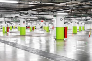 Alışveriş merkezi ya da apartman dairesi için yeraltı otoparkı. COVID-19 salgını sırasında insanlar ve arabalar olmadan..