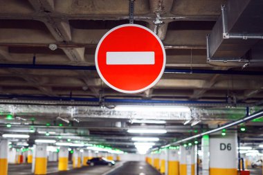 Yeraltı otoparkında giriş işareti yok..