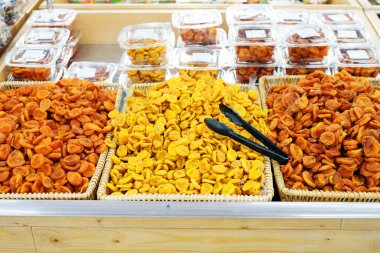 Süpermarkette tahta tezgahta şekerli meyveler..