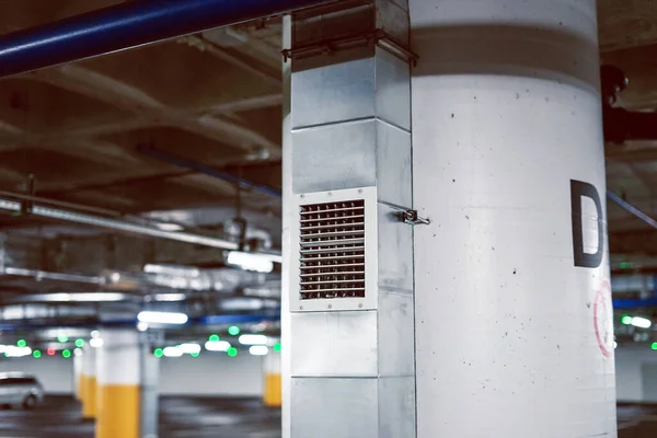 Yeraltı otoparkındaki havalandırma ızgarası..