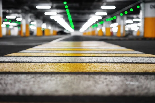 Bulanık bir geçmişi olan bir yeraltı otoparkında yaya geçidi..