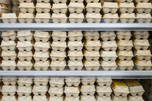 Süpermarkette rafta tavuk yumurtası olan karton paketler..