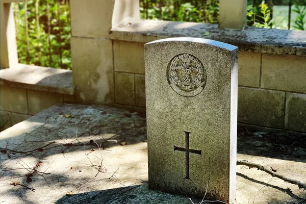 Ein Alter Grabstein Auf Einem Friedhof Einem Sonnigen Tag — Stockfoto