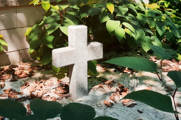 Ein Alter Grabstein Auf Einem Friedhof Einem Sonnigen Herbsttag — Stockfoto