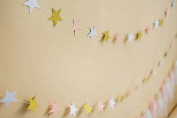 Girlanden Aus Rosa Und Goldenen Papiersternen Auf Beigem Hintergrund Dekor — Stockfoto