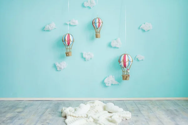 Globos Aire Caliente Juguete Nubes Una Pared Azul Decoración Habitación — Foto de Stock